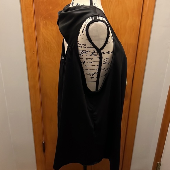 RMarks sleeveless shirt with cute opening and bow in the back - Picture 4 of 6